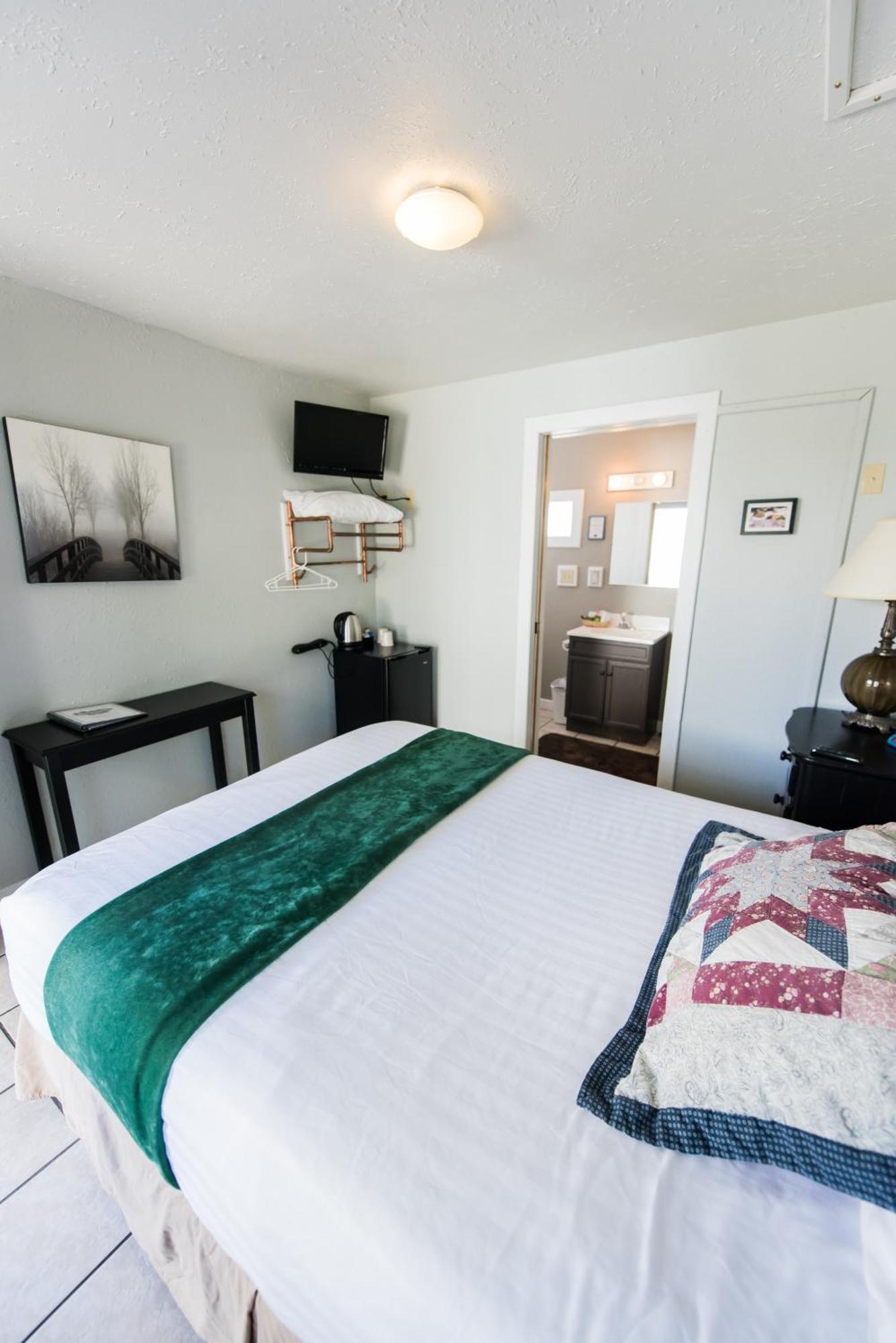 Riverwalk Inn Chelan Room photo