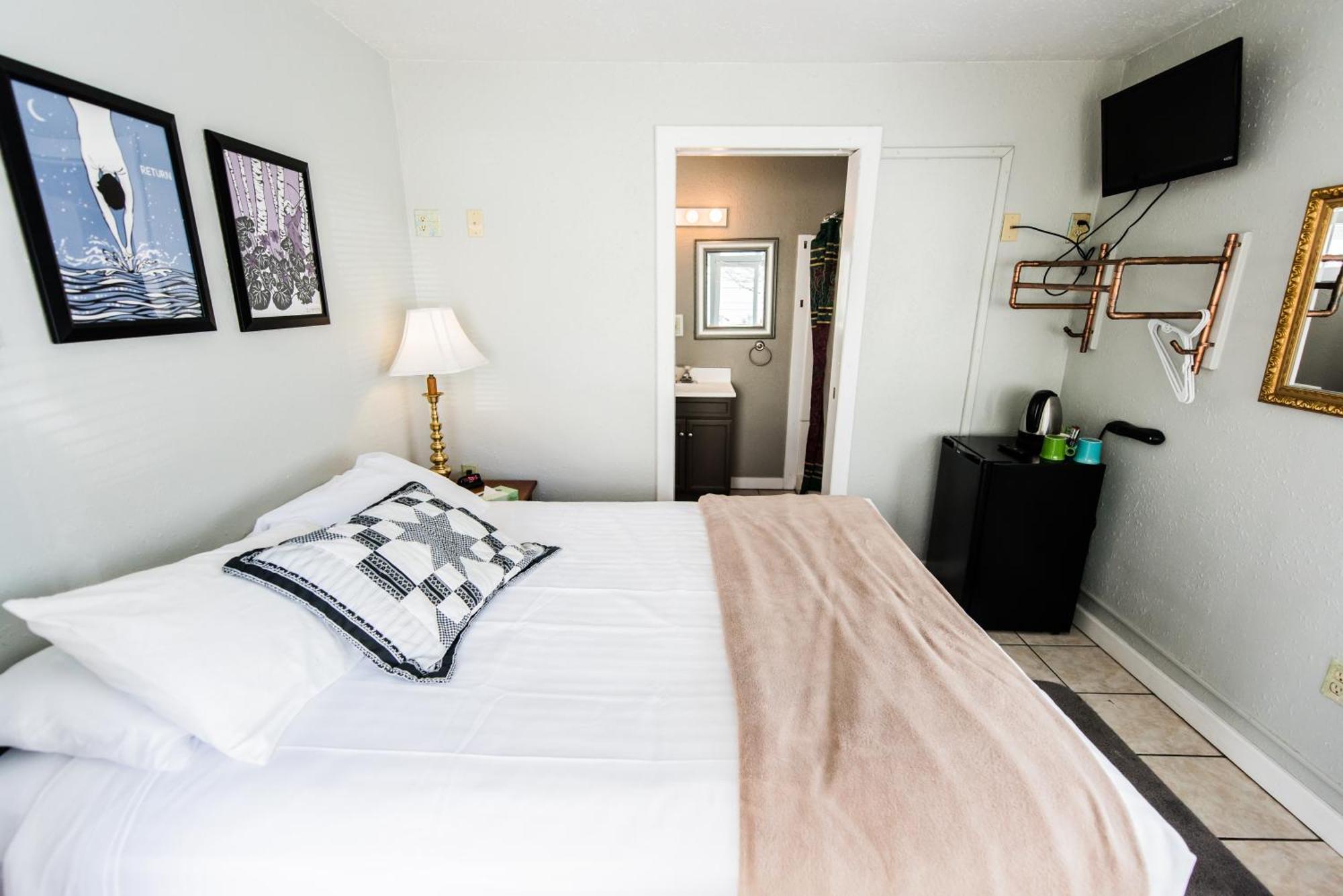 Riverwalk Inn Chelan Room photo